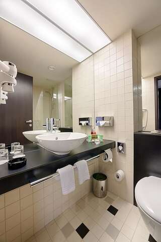 Отель Ramada Plaza Bucharest Бухарест Номер Делюкс с 1 кроватью размера «king-size» и доступом в спа-центр-2