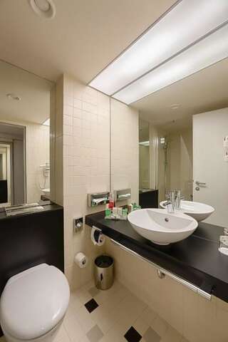 Отель Ramada Plaza Bucharest Бухарест Номер Делюкс с 1 кроватью размера «king-size» и доступом в спа-центр-8