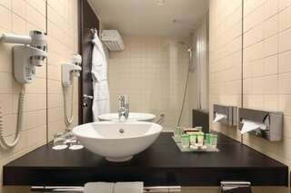 Отель Ramada Plaza Bucharest Бухарест Номер Делюкс с 1 кроватью размера «king-size» и доступом в спа-центр-9